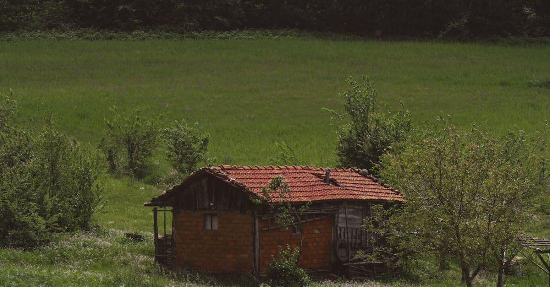Passive House - A small cabin in the middle of a field